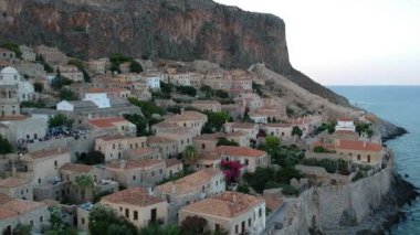 Yunanistan 'ın Peloponnese kentindeki Lakonia kentindeki eski ortaçağ şatosu Monemvasia' nın havadan görünüşü. Monemvasia genellikle 