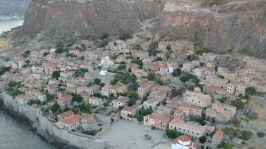 Yunanistan 'ın Peloponnese kentindeki Lakonia kentindeki eski ortaçağ şatosu Monemvasia' nın havadan görünüşü. Monemvasia genellikle 