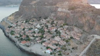 Yunanistan 'ın Peloponnese kentindeki Lakonia kentindeki eski ortaçağ şatosu Monemvasia' nın havadan görünüşü. Monemvasia genellikle 