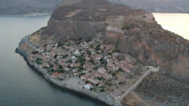 Yunanistan 'ın Peloponnese kentindeki Lakonia kentindeki eski ortaçağ şatosu Monemvasia' nın havadan görünüşü. Monemvasia genellikle 