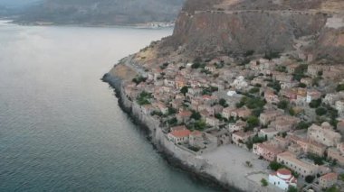 Yunanistan 'ın Peloponnese kentindeki Lakonia kentindeki eski ortaçağ şatosu Monemvasia' nın havadan görünüşü. Monemvasia genellikle 
