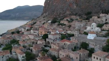 Yunanistan 'ın Peloponnese kentindeki Lakonia kentindeki eski ortaçağ şatosu Monemvasia' nın havadan görünüşü. Monemvasia genellikle 