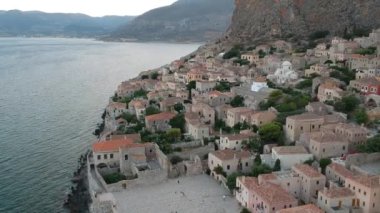 Yunanistan 'ın Peloponnese kentindeki Lakonia kentindeki eski ortaçağ şatosu Monemvasia' nın havadan görünüşü. Monemvasia genellikle 