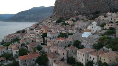 Yunanistan 'ın Peloponnese kentindeki Lakonia kentindeki eski ortaçağ şatosu Monemvasia' nın havadan görünüşü. Monemvasia genellikle 