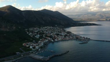 Monemvasia sahil kenti ve Yunanistan 'ın Lakonya kentindeki pitoresk liman üzerindeki hava manzarası