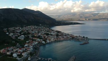 Monemvasia sahil kenti ve Yunanistan 'ın Lakonya kentindeki pitoresk liman üzerindeki hava manzarası