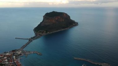 Yunanistan 'ın Peloponnese kentindeki Lakonia kentindeki eski ortaçağ şatosu Monemvasia' nın havadan görünüşü. Monemvasia genellikle 
