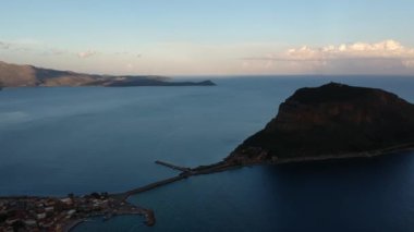 Yunanistan 'ın Peloponnese kentindeki Lakonia kentindeki eski ortaçağ şatosu Monemvasia' nın havadan görünüşü. Monemvasia genellikle 