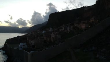 Yunanistan 'ın Peloponnese kentindeki Lakonia kentindeki eski ortaçağ şatosu Monemvasia' nın havadan görünüşü. Monemvasia genellikle 