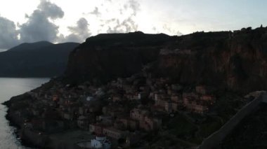 Yunanistan 'ın Peloponnese kentindeki Lakonia kentindeki eski ortaçağ şatosu Monemvasia' nın havadan görünüşü. Monemvasia genellikle 