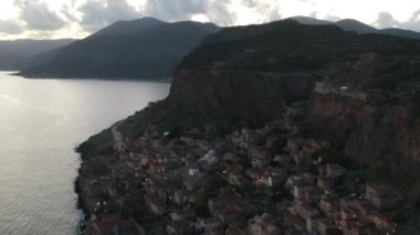 Yunanistan 'ın Peloponnese kentindeki Lakonia kentindeki eski ortaçağ şatosu Monemvasia' nın havadan görünüşü. Monemvasia genellikle 