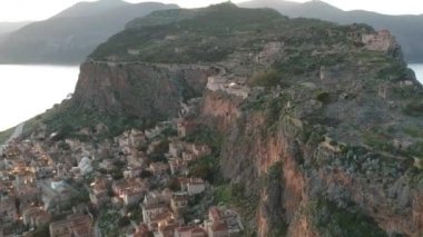 Yunanistan 'ın Peloponnese kentindeki Lakonia kentindeki eski ortaçağ şatosu Monemvasia' nın havadan görünüşü. Monemvasia genellikle 