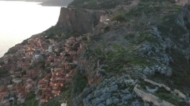 Yunanistan 'ın Peloponnese kentindeki Lakonia kentindeki eski ortaçağ şatosu Monemvasia' nın havadan görünüşü. Monemvasia genellikle 