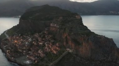 Yunanistan 'ın Peloponnese kentindeki Lakonia kentindeki eski ortaçağ şatosu Monemvasia' nın havadan görünüşü. Monemvasia genellikle 