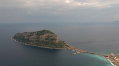 Yunanistan 'ın Peloponnese kentindeki Lakonia kentindeki eski ortaçağ şatosu Monemvasia' nın havadan görünüşü. Monemvasia genellikle 