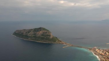 Yunanistan 'ın Peloponnese kentindeki Lakonia kentindeki eski ortaçağ şatosu Monemvasia' nın havadan görünüşü. Monemvasia genellikle 