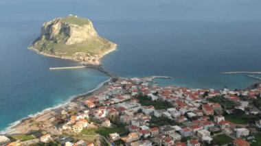 Yunanistan 'ın Peloponnese kentindeki Lakonia kentindeki eski ortaçağ şatosu Monemvasia' nın havadan görünüşü. Monemvasia genellikle 