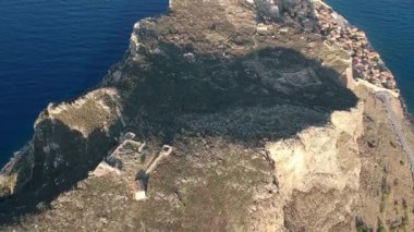 Yunanistan 'ın Peloponnese kentindeki Lakonia kentindeki eski ortaçağ şatosu Monemvasia' nın havadan görünüşü. Monemvasia genellikle 