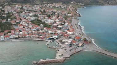 Monemvasia sahil kenti ve Yunanistan 'ın Lakonya kentindeki pitoresk liman üzerindeki hava manzarası