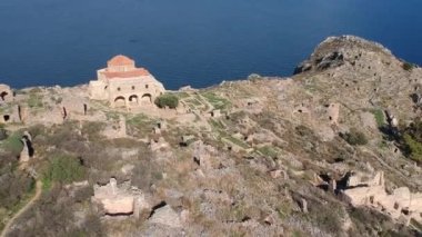 Yunanistan 'ın Peloponnese kentindeki Lakonia kentindeki eski ortaçağ şatosu Monemvasia' nın havadan görünüşü. Monemvasia genellikle 