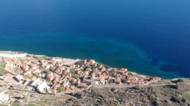 Yunanistan 'ın Peloponnese kentindeki Lakonia kentindeki eski ortaçağ şatosu Monemvasia' nın havadan görünüşü. Monemvasia genellikle 