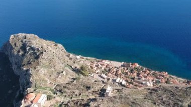 Yunanistan 'ın Peloponnese kentindeki Lakonia kentindeki eski ortaçağ şatosu Monemvasia' nın havadan görünüşü. Monemvasia genellikle 