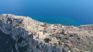 Yunanistan 'ın Peloponnese kentindeki Lakonia kentindeki eski ortaçağ şatosu Monemvasia' nın havadan görünüşü. Monemvasia genellikle 