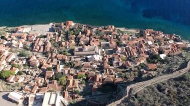 Yunanistan 'ın Peloponnese kentindeki Lakonia kentindeki eski ortaçağ şatosu Monemvasia' nın havadan görünüşü. Monemvasia genellikle 