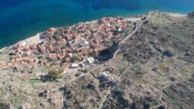 Yunanistan 'ın Peloponnese kentindeki Lakonia kentindeki eski ortaçağ şatosu Monemvasia' nın havadan görünüşü. Monemvasia genellikle 