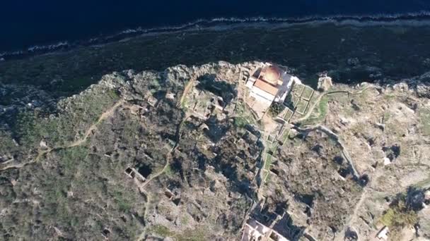 ギリシャのペロポネソスのラコニアでMonemvasiaの古い中世の城の町の空中ビュー Monemvasiaはしばしば ギリシャのジブラルタル と呼ばれる — ストック動画