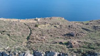 Yunanistan 'ın Peloponnese kentindeki Lakonia kentindeki eski ortaçağ şatosu Monemvasia' nın havadan görünüşü. Monemvasia genellikle 