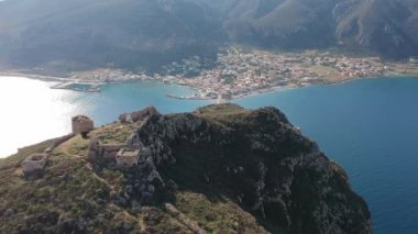 Yunanistan 'ın Peloponnese kentindeki Lakonia kentindeki eski ortaçağ şatosu Monemvasia' nın havadan görünüşü. Monemvasia genellikle 