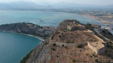 Yunanistan 'ın Mora eyaletinin Argolis kentindeki Nafplio sahil kentinde bulunan limanın girişindeki Venedik su kalesi ünlü Bourtzi..