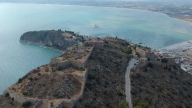 Yunanistan 'ın Mora eyaletinin Argolis kentindeki Nafplio sahil kentinde bulunan limanın girişindeki Venedik su kalesi ünlü Bourtzi..