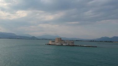 Yunanistan 'ın Mora eyaletinin Argolis kentindeki Nafplio sahil kentinde bulunan limanın girişindeki Venedik su kalesi ünlü Bourtzi..