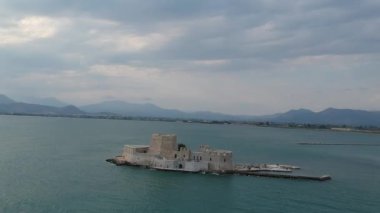Yunanistan 'ın Mora eyaletinin Argolis kentindeki Nafplio sahil kentinde bulunan limanın girişindeki Venedik su kalesi ünlü Bourtzi..