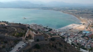 Yunanistan 'ın Mora eyaletinin Argolis kentindeki Nafplio sahil kentinde bulunan limanın girişindeki Venedik su kalesi ünlü Bourtzi..