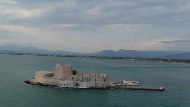 Yunanistan 'ın Mora eyaletinin Argolis kentindeki Nafplio sahil kentinde bulunan limanın girişindeki Venedik su kalesi ünlü Bourtzi..