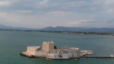 Yunanistan 'ın Mora eyaletinin Argolis kentindeki Nafplio sahil kentinde bulunan limanın girişindeki Venedik su kalesi ünlü Bourtzi..