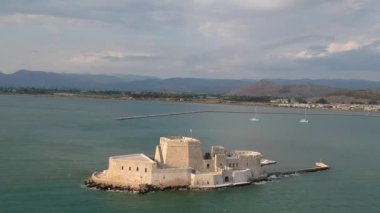 Yunanistan 'ın Mora eyaletinin Argolis kentindeki Nafplio sahil kentinde bulunan limanın girişindeki Venedik su kalesi ünlü Bourtzi..