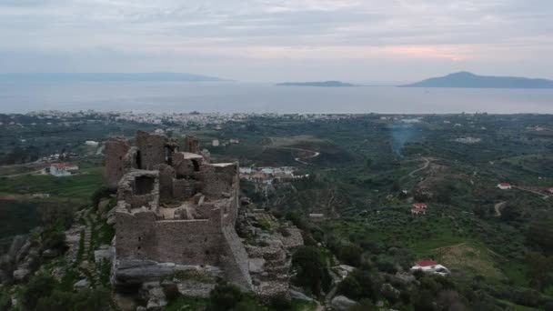 日没時にVatika城やアギアParaskevi城の空中ビュー 城はMesohori村に位置し ネアポリスの町とElafonissos島の素晴らしい景色を持っています ラコニア ギリシャ — ストック動画