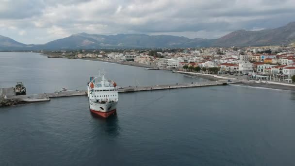 Ferry Porfyrousa Triton Ferries Company Docked Port Neapolis Town Vatika — Vídeo de Stock