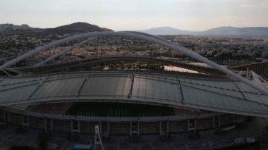 Atina, Atina 'daki OAKA Olimpiyat Stadyumu üzerindeki ikonik hava manzarası, Santiago Calatrava tarafından güzel bulutları ve Atina' nın Marusya kentinde mavi gökyüzü ile tasarlandı