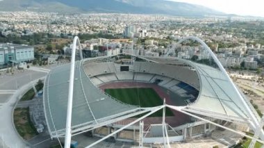 Atina, Atina 'daki OAKA Olimpiyat Stadyumu üzerindeki ikonik hava manzarası, Santiago Calatrava tarafından güzel bulutları ve Atina' nın Marusya kentinde mavi gökyüzü ile tasarlandı