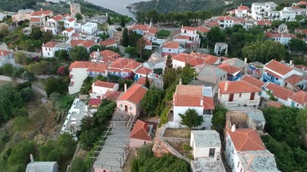 ギリシャのSporadesにあるAlonisos島の美しい古い村Choraを見下ろす空中パノラマビュー — ストック動画