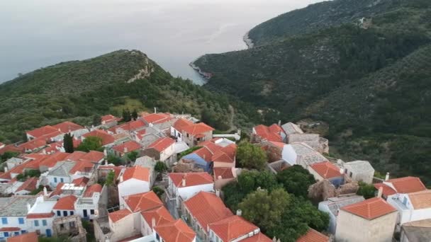 ギリシャのSporadesにあるAlonisos島の美しい古い村Choraを見下ろす空中パノラマビュー — ストック動画