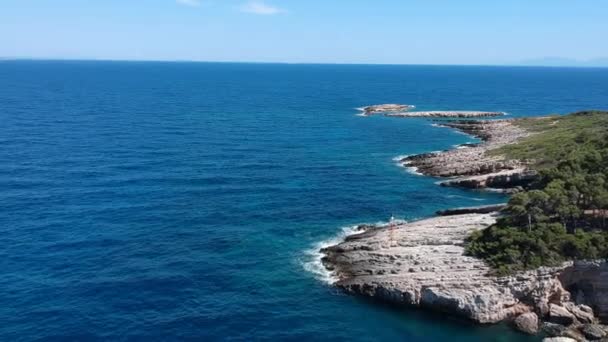 Sporades エーゲ海 スポラデス諸島 マグネシア エーゲ海 ギリシャのアロニソス島の首都パティリの空中パノラマビュー — ストック動画