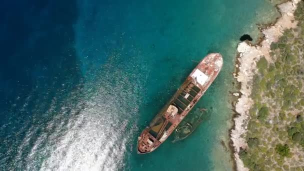 Aerial View Rusty Shipwreck Old Cargo Boat Peristera Island Alonissos — Vídeo de stock