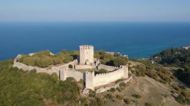 Ünlü Platamonas şatosunun havadan panoramik görüntüsü. Yunanistan 'ın kuzeyinde bir Haçlı kalesi ve Olimpos Dağı' nın güneydoğusunda Katerini kasabası yakınlarında stratejik bir konumda bulunuyor. Pieria - Yunanistan