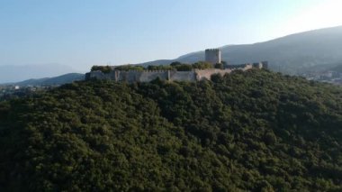 Ünlü Platamonas şatosunun havadan panoramik görüntüsü. Yunanistan 'ın kuzeyinde bir Haçlı kalesi ve Olimpos Dağı' nın güneydoğusunda Katerini kasabası yakınlarında stratejik bir konumda bulunuyor. Pieria - Yunanistan